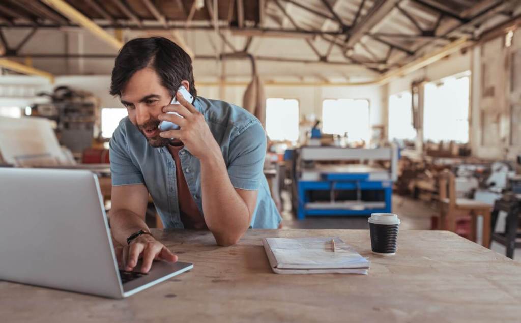 Carpenter working online with a laptop